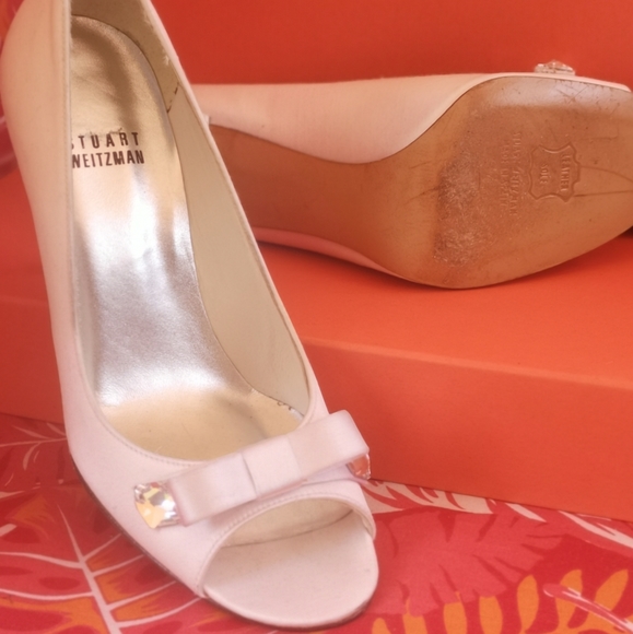 Classy pair of Stuart Weitzman pumps - Picture 12 of 14